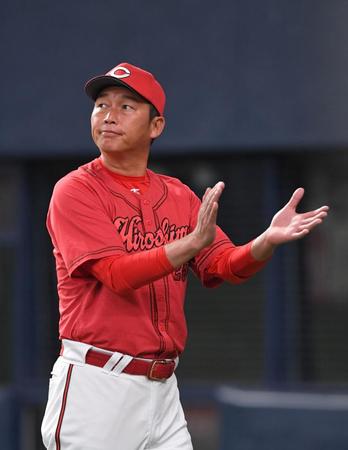 　７回の攻撃を終え、交代を告げた新井監督は、ナインを奮起させるような拍手をしながらベンチに戻る（撮影・北村雅宏）