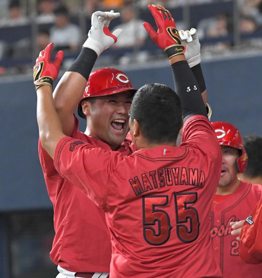 　８回、逆転となる３ランを放ち、大喜びする末包（左）＝撮影・北村雅宏