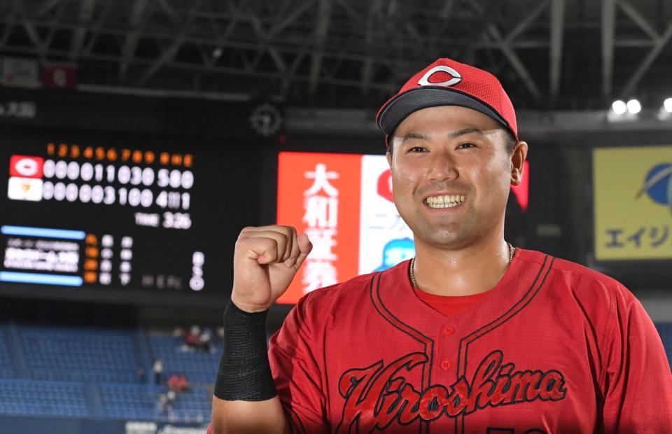 　お立ち台で笑顔を見せる末包（撮影・北村雅宏）