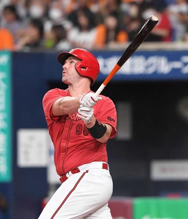 　６回、１８号ソロを放つデビッドソン（撮影・北村雅宏）