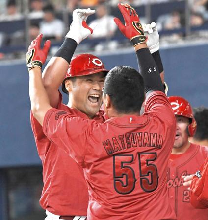 　８回、逆転３ランを放って大喜びする末包（左）＝撮影・北村雅宏