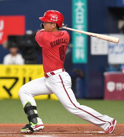 　１回、先制となる適時二塁打を放つ西川（撮影・北村雅宏）