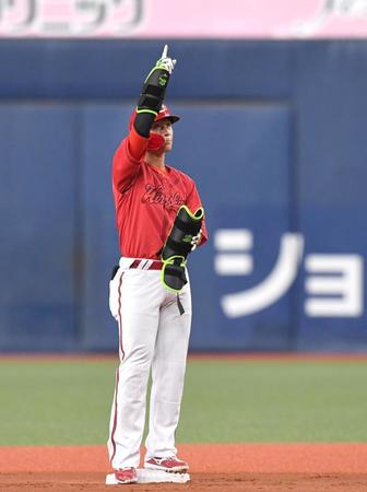 　１回、先制適時二塁打を放ち、天を指さす西川（撮影・北村雅宏）