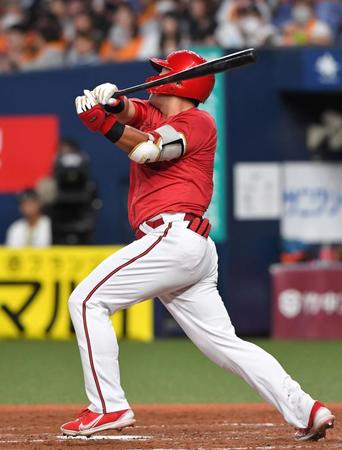 　５回、ソロを放つ末包（撮影・北村雅宏）