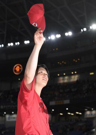 　勝利を挙げ、ファンの声援に応える大瀬良（撮影・北村雅宏）