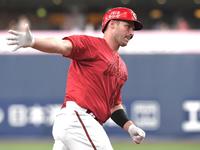 　６回、ソロを放ち、右手をグルリと回すデビッドソン（撮影・北村雅宏）