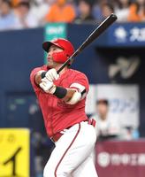 　８回、逆転３ランを放つ末包