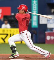 　１回、先制となる適時二塁打を放つ西川（撮影・北村雅宏）