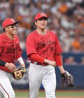 　４回、ピンチを脱した大瀬良（右）は笑顔を見せる（撮影・北村雅宏）