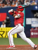 　５回、ソロを放つ末包（撮影・北村雅宏）