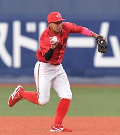 広島・菊池が素手捕球のファインプレー　菅野はヘルメットを飛ばして悔しがる