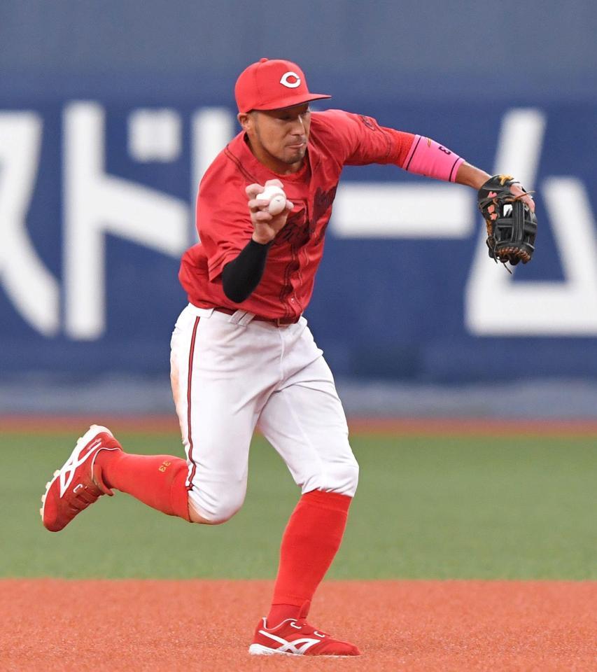 　４回、菅野のゴロを素手でボールをキャッチし素早く一塁へ送球してアウトにする菊池（撮影・北村雅宏）