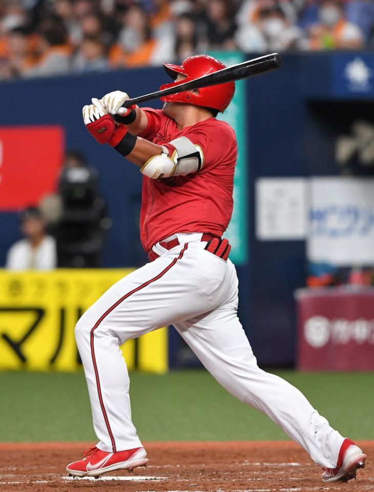 　５回、ソロを放つ末包（撮影・北村雅宏）