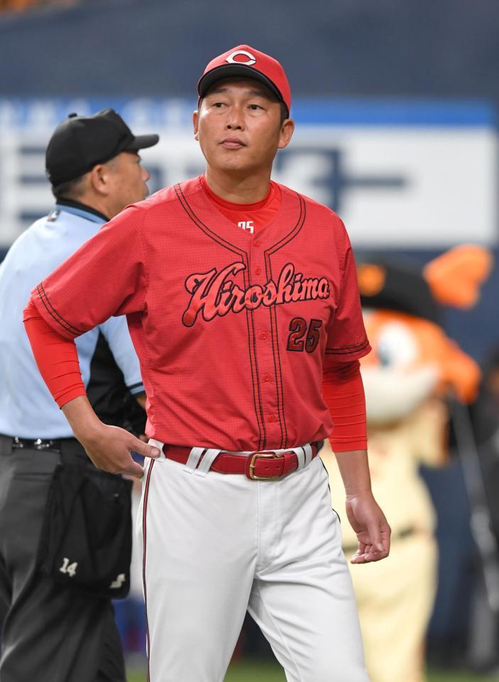 　７回の攻撃を終え、選手交代を告げた新井監督（撮影・北村雅宏）