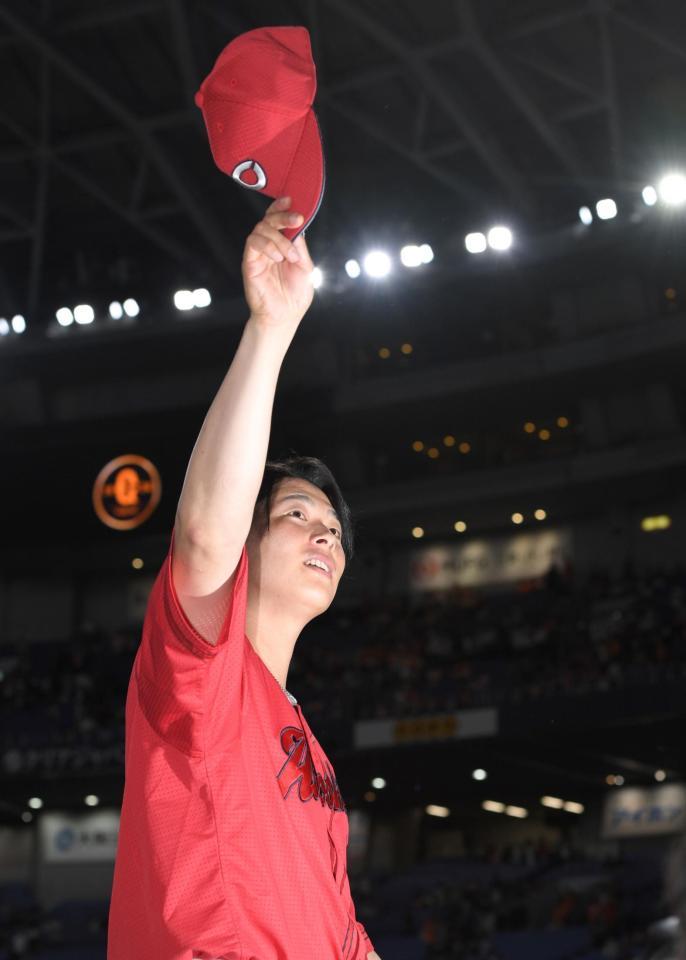 　勝利を挙げ、ファンの声援に応える大瀬良（撮影・北村雅宏）