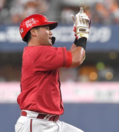 　５回、ソロを放った末包は手をたたく（撮影・北村雅宏）