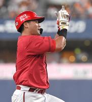 　５回、ソロを放った末包は手をたたく（撮影・北村雅宏）