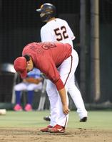 　１回、丸の犠飛で北村拓（５２）の生還を許した床田（撮影・北村雅宏）