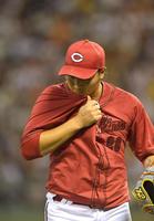 　２回、汗を拭いながらベンチに戻る床田（撮影・北村雅宏）