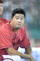 　６回の攻撃をブルペンから見る中崎（撮影・北村雅宏）