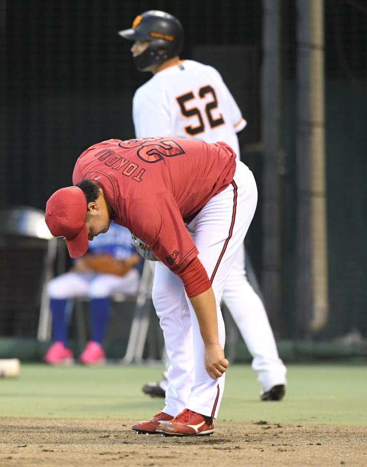 　１回、丸の犠飛で北村拓（５２）の生還を許した床田（撮影・北村雅宏）