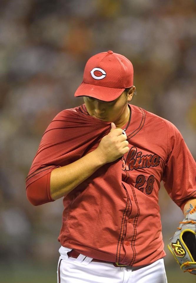 　２回、汗を拭いながらベンチに戻る床田（撮影・北村雅宏）