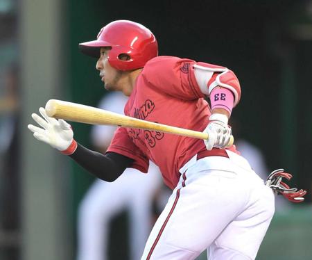 　１回、投手強襲となる内野安打を放つ菊池涼（撮影・北村雅宏）