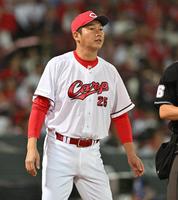 　７回裏を終え、選手交代を告げる新井監督