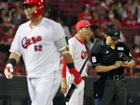 　８回の攻撃を終え、選手交代を告げる新井監督。手前は三振に倒れた末包