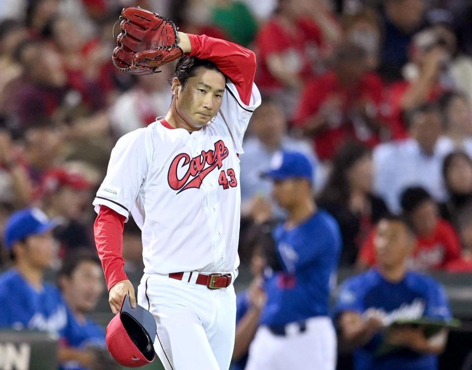 　８回、勝ち越しを許して汗をふく島内（撮影・田中太一）