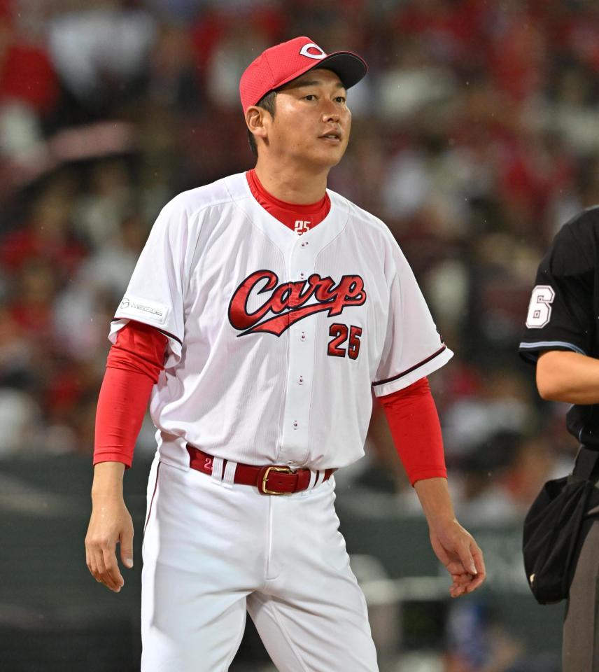 　７回裏を終え、選手交代を告げる新井監督