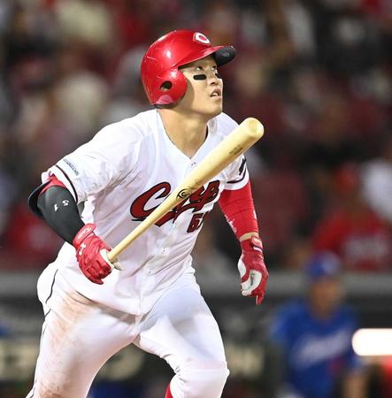 　４回、５号ソロを放つ小園（撮影・田中太一）