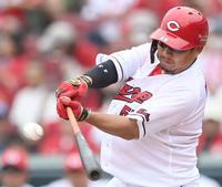 　３回、西川の代打・松山は犠飛を放つ（撮影・田中太一）