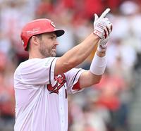 　３回、適時二塁打を放ったデビッドソンは“ごますりポーズ”を決める（撮影・田中太一）