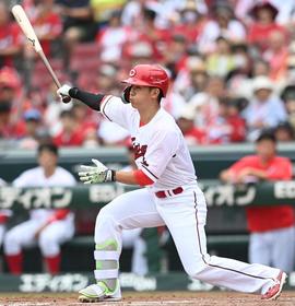 広島　セ首位打者の西川龍馬にアクシデントか！？三回の打席で代打送られる