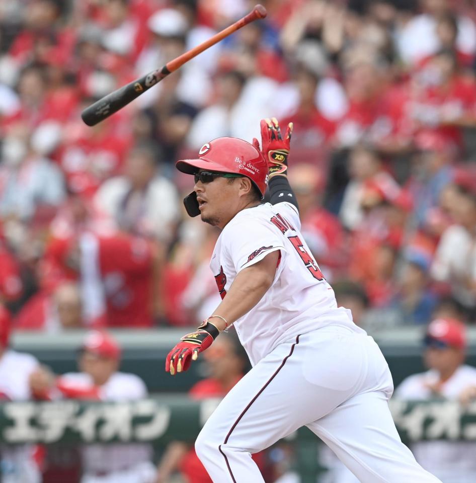 　３回、西川の代打・松山は犠飛を放つ（撮影・田中太一）