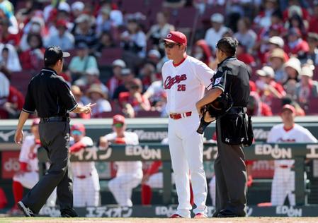 　３回、審判団の説明を聞く新井監督