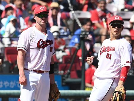 　３回、悪送球しぼうぜんとする・デビッドソン。右は小園（撮影・田中太一）