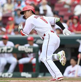 カープ西川龍馬　右脇腹違和感で途中交代　今は我慢、抹消せず頼れる４番の復帰を待つ