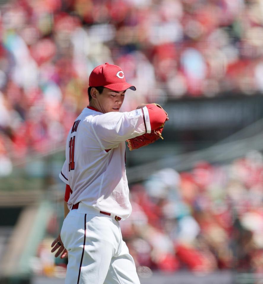 　２回を終え、ベンチに戻る九里