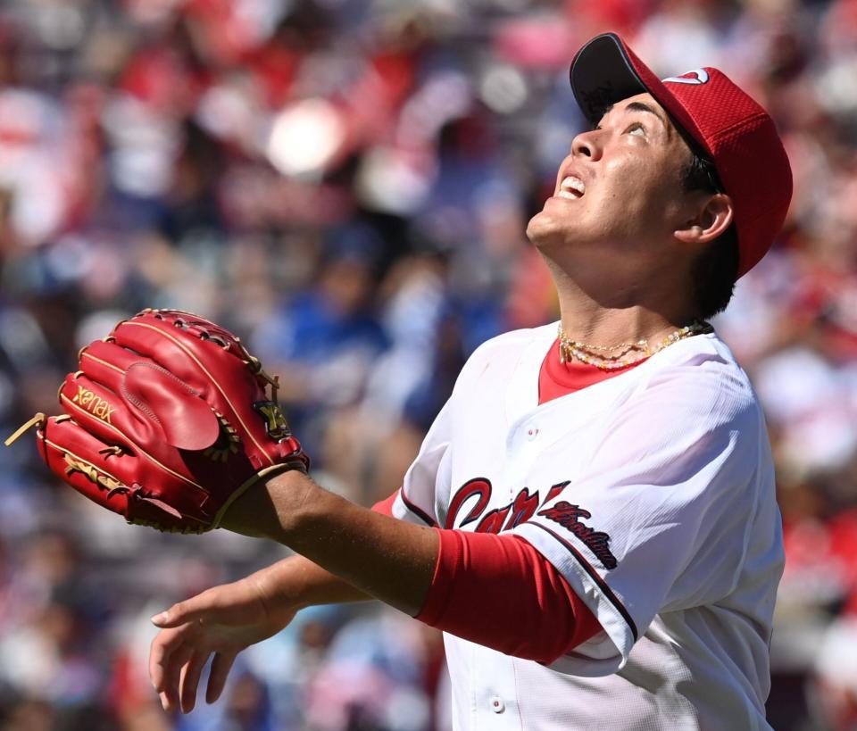 　２回、細川のファウルボールを追う九里（撮影・田中太一）