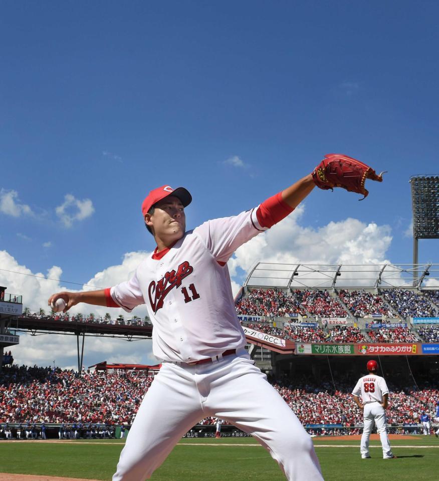 　中４日で臨んだ九里。味方打線の援護を待ちながらマウンドに備えるも力投報われず…（撮影・田中太一）