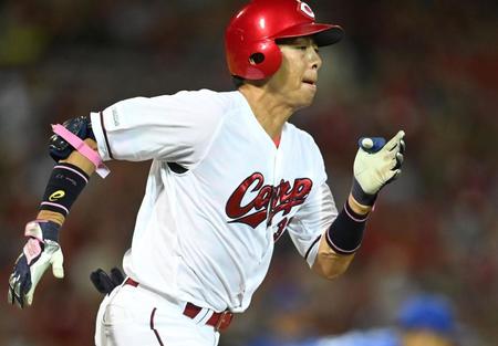 　９回、同点適時打を放つ野間（撮影・田中太一）