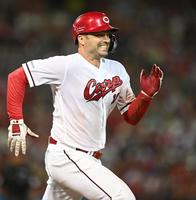 　４回、マクブルーム内野ゴロで激走。併殺をまぬがれ、勝ち越しとする（撮影・田中太一）