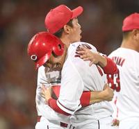 　１０回、サヨナラ打を決めた堂林は新井監督と抱き合って喜ぶ（撮影・田中太一）
