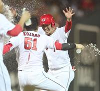 　１０回、サヨナラ打を放った堂林はナインから水をかけられ歓喜する（撮影・田中太一）