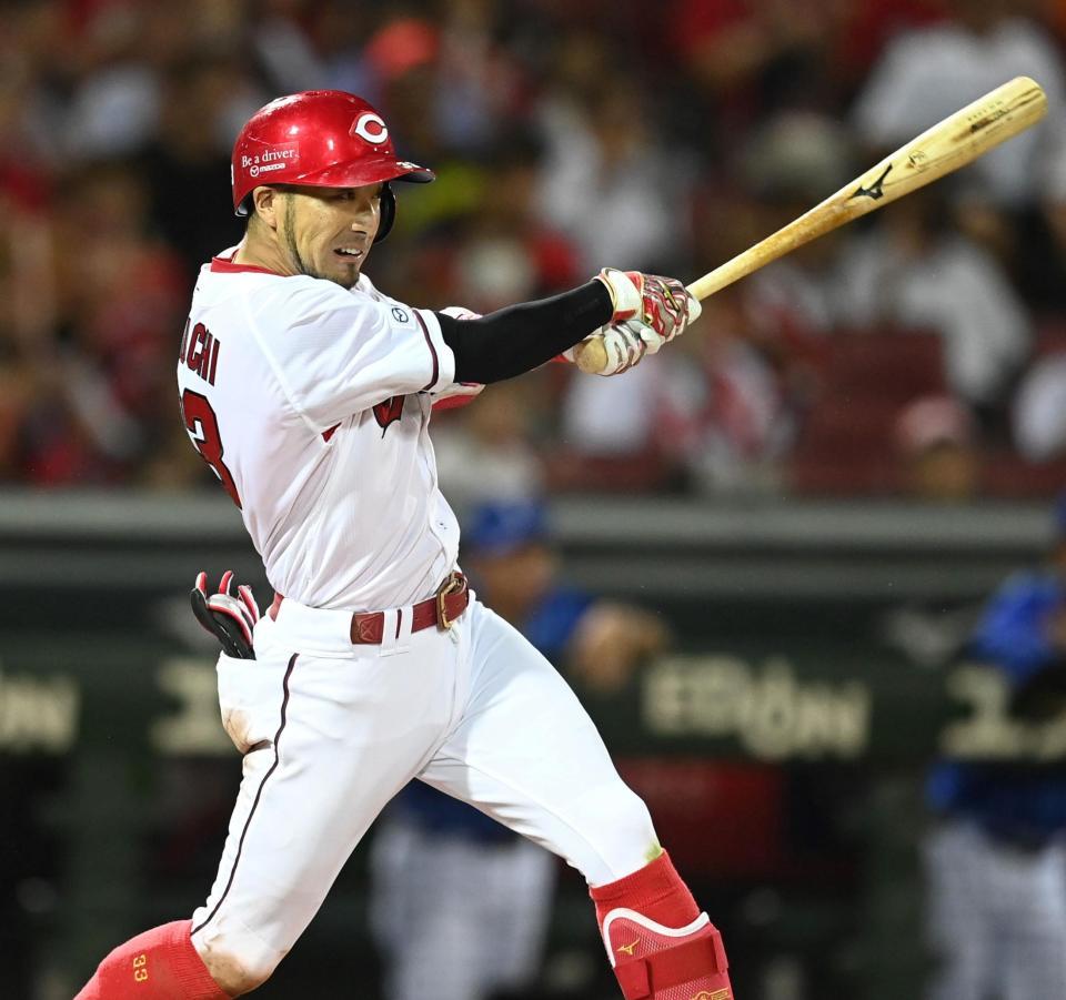 　５回、２点適時打を放つ菊池（撮影・田中太一）