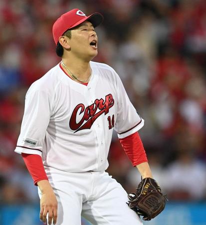 　２回、今永に適時打を許した大瀬良は落胆する（撮影・田中太一）