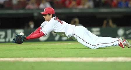 　９回、京田のバントに飛びつく栗林（撮影・田中太一）