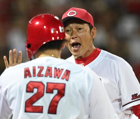 　６回、２点適時打を放った会沢を迎える新井監督（撮影・田中太一）